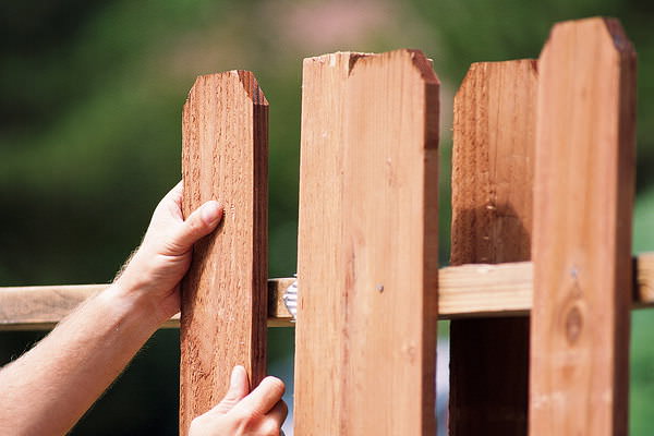 Ремонт и восстановление дачного забора: приводим в порядок ограждения дачи