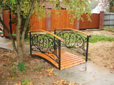 Кованые садовые мостики — классическая красота