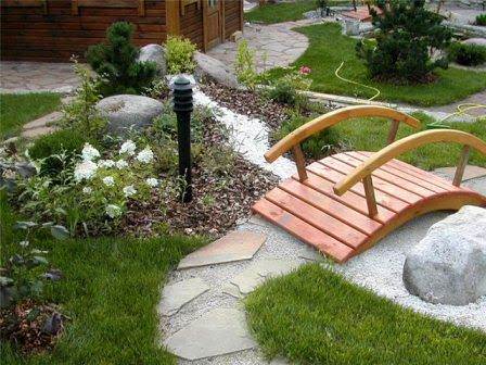 Интересные дополнения садовой аллеи: мостик через ручей, садовые фигуры, фонари