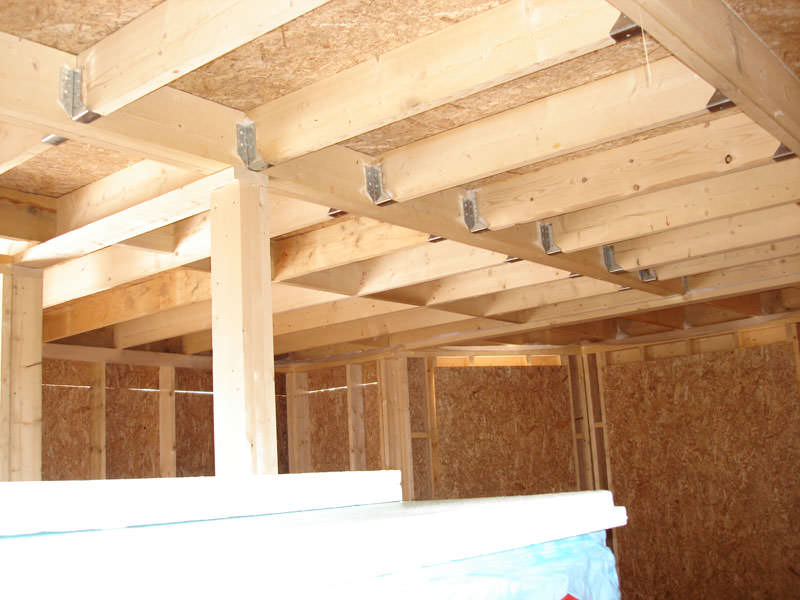 Возведение каркасного сарая происходит в несколько этапов – заливка фундамента, монтаж основания, монтаж каркаса и несущих, обшивка и крыша, отделочные работы