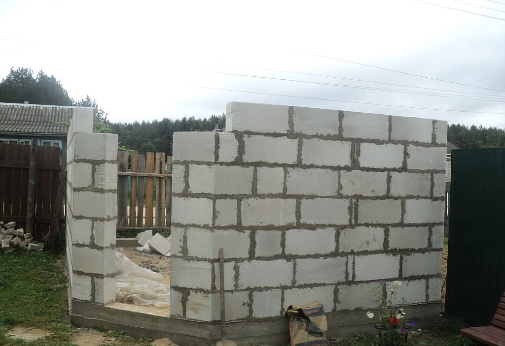 Построить сарай на даче из пеноблоков можно и самостоятельно, но вот использовать для этого силы и навыки наемных мастеров, было бы намного правильнее