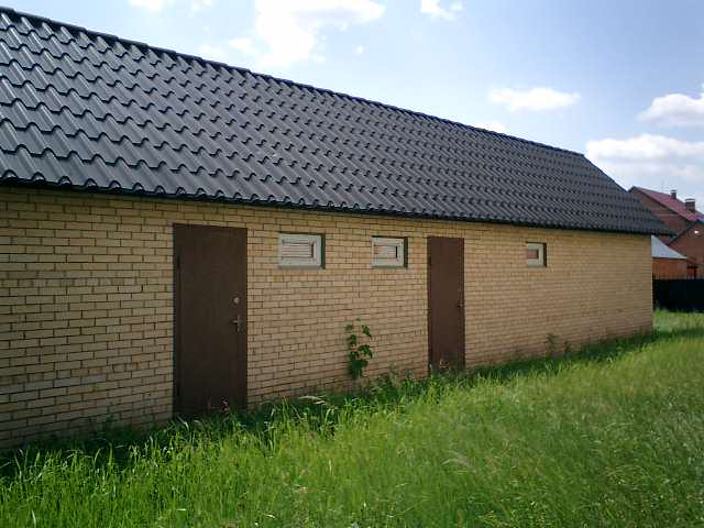 Кирпичный — самый популярный и востребованный вариант, который применяется практически в половине случаев постройки сараев на даче