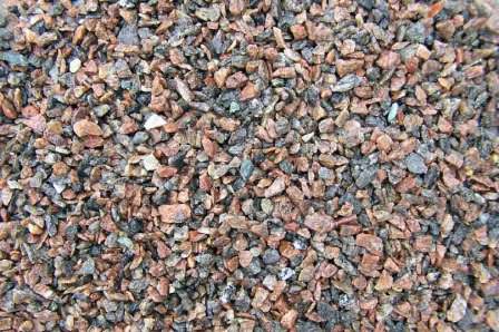 Гранитная крошка на дачном участке может быть использована достаточно широко