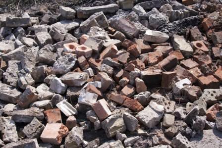 Битый кирпич, камень и бетон для работ на территории дачи