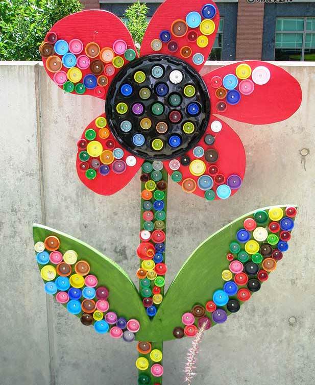 Что можно сделать для дачи из пробок и крышек от пластиковых бутылок