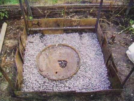 Дренажной слой в яме под сток воды из летнего дачного душа