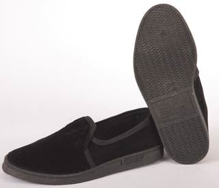 На даче должна быть и более легкая обувь, например, сандалии или мокасины