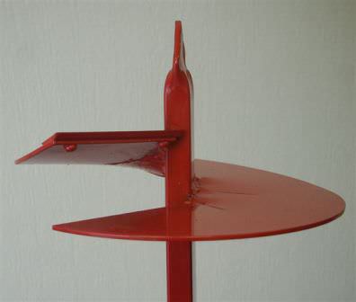 Использовать можно и обычный садовый бур, но процесс немного затянется