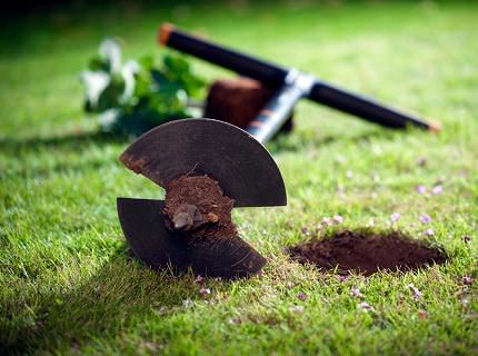 Очень важно правильно определить место для бурения и установки стока