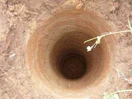 Желательно делать отверстие диаметром побольше, чтобы была возможность устройства дренажного слоя