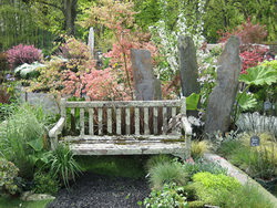 Чем меньше прикладывать руку к саду, тем приятнее и природнее будет вид старого, тенистого сада