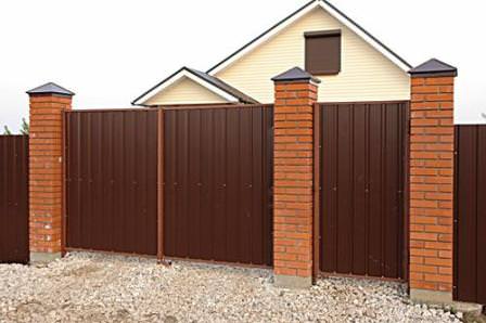 Как правильно подобрать столбы для забора