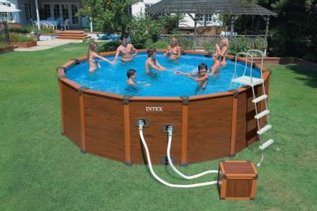 Лестница для бассейна является не только обязательным элементом комфорта, который значительно облегчает спуск в воду и подъем человека из бассейна