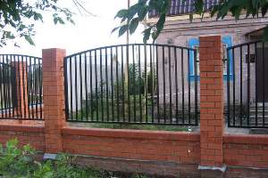 Металлические заборы для дачи: виды и преимущества