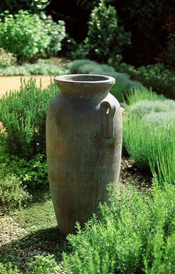 Искусственно состаренная ваза