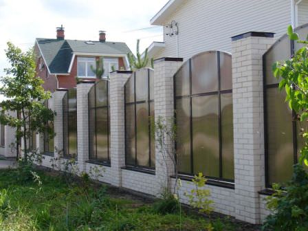 заборы из поликарбоната на даче