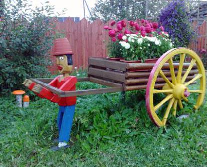 Оригинальная декоративная тележка для украшения дачной территории