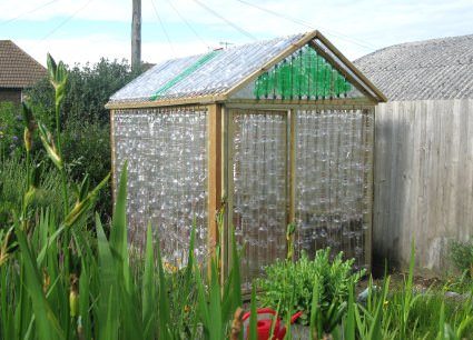 Чтобы столбики не шатались, между вертикальными несущими из бруса, которые у нас расположены с небольшим шагом в 1-1,2 м, нам нужно натянуть нить для фиксации, или же набить равномерно монтажную рейку