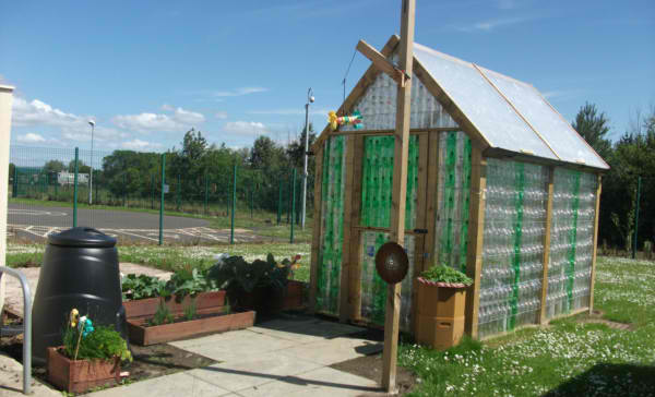 Теплица из пластиковых бутылок – это реальная экономия средств, ведь на ее постройку необходимо только заказать брус по размеру теплицы, купить гвозди и насобирать бутылок