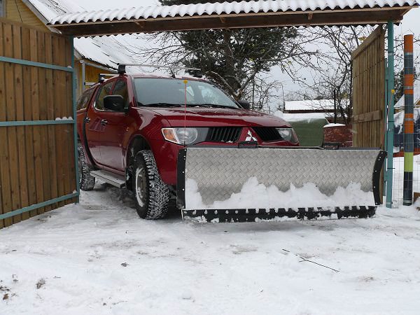 Учимся качественно убирать снег на даче, используя для этого все необходимые средства