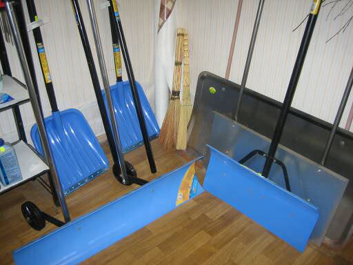 Уборка снега, вывоз или распределение на дачном участке, специальный инструмент и приспособления