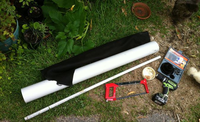 Для создания конструкции, в которой будет выращиваться земляника, потребуются элементарные инструменты