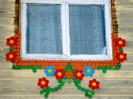 Простое и быстрое украшение окон дачного дома крышечками от пластиковых бутылок