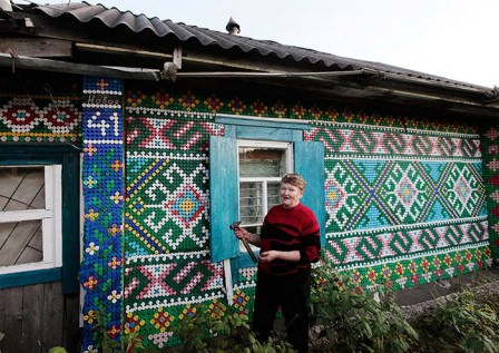 Как украсить дачный дом крышечками и полностью изменить его внешний вид