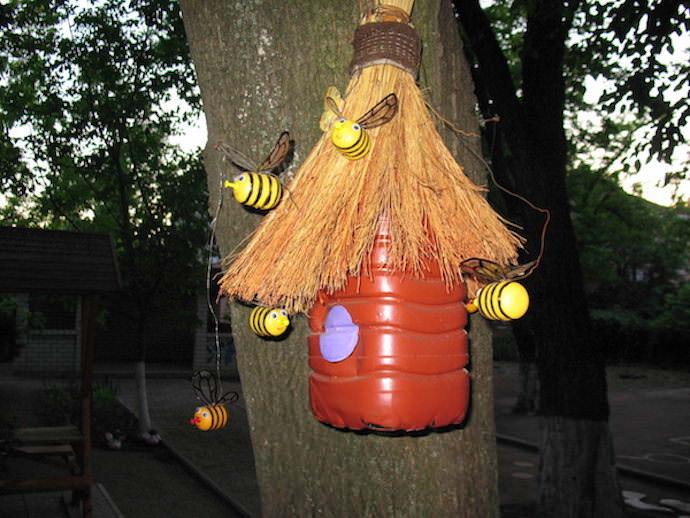 Декоративные пчелиные домики из пятилитровых пластиковых бутылок смотрятся очень оригинально и весело