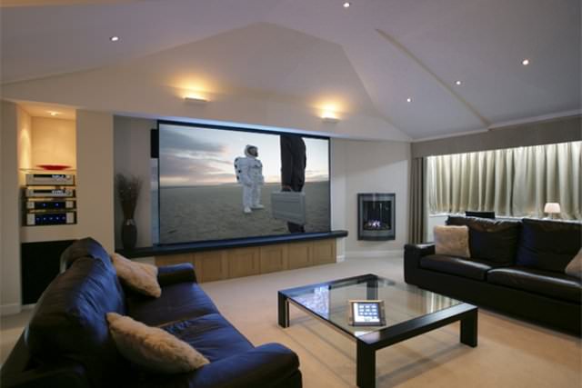 Через проводную или беспроводную связь, можно управлять чем угодно, любым предметом из набора бытовой техники