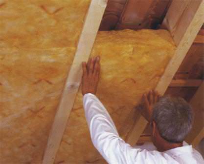 После слоя гидроизоляции необходимо аккуратно и правильно уложить теплоизоляционный слой