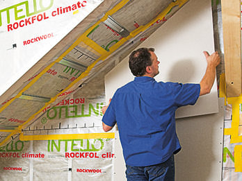 Когда обрешетка готова, можно приступать к обшивке утепленного чердака выбранным материалом