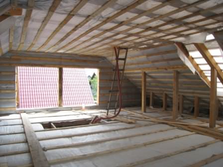 После укладки утеплителя на чердаке, необходимо натянуть пароизоляционный материал и установить обрешетку под обшивку