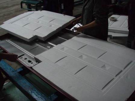 После корректного утепление металлической двери можно смело переходить к утеплению коробки