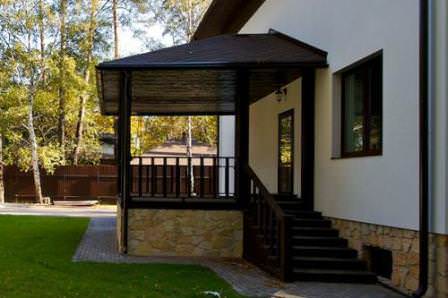 Уклон крыши можно делать в любую удобную сторону, главное чтобы вода не застаивалась на козырьке и уходила с крыши