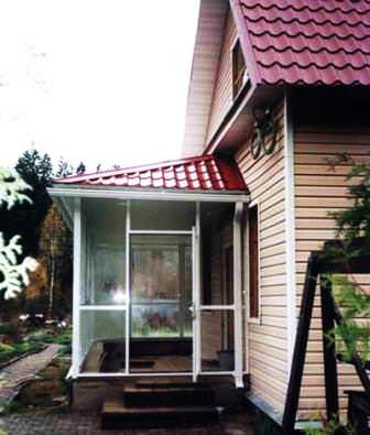 Если крыльцо полностью открытое, то в этом нет ничего страшного, так как конструируемое вокруг него помещение строится довольно быстро и с минимальным вложением средств