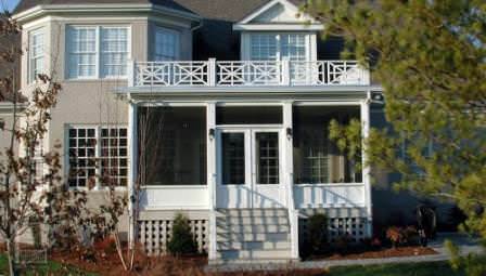 Открывая двери с улицы, мы впускаем холодный воздух только в это небольшое помещение, которое немного согрето от дома