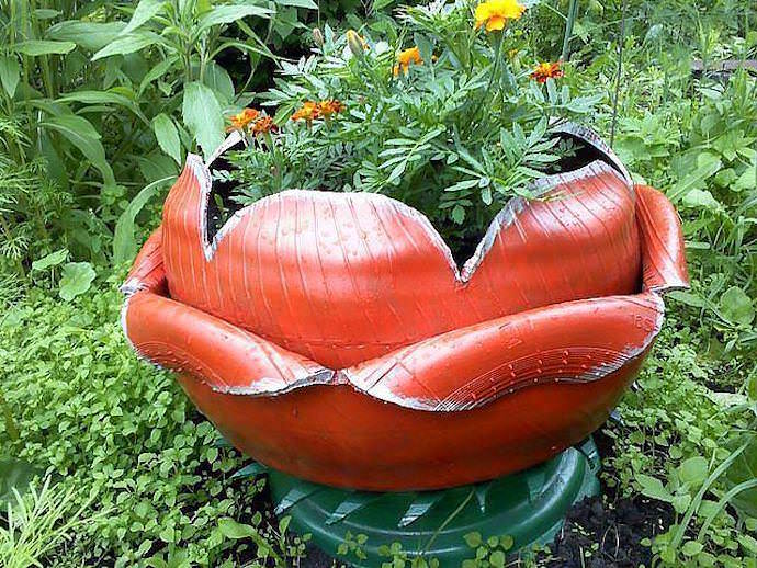 Горшки, контейнеры и клумбы из ободов и покрышек