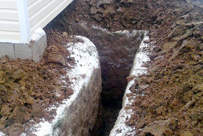 Подготовительные работы для водопровода на даче: рытье траншей