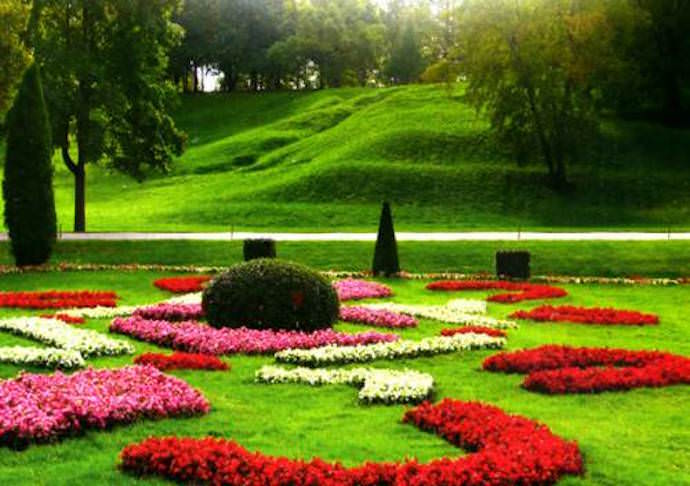 Если территория дачи позволяет, можно создать и подобный ландшафтный дизайн