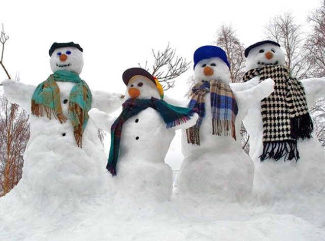 Лепка снеговиков разных размеров и с разными элементами – не только вариант креативного украшения сада, но и обеспечение веселого семейного досуга