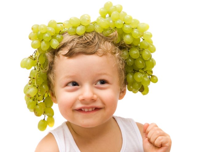 Детям лучше давать киш-миш, так как он сочный и без косточек