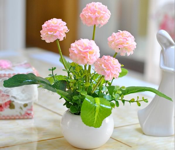 Гортензия используется для придания интерьеру свежести