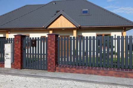 Современный забор-штакетник из профнастила