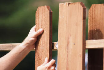 Забор из штакетника на даче