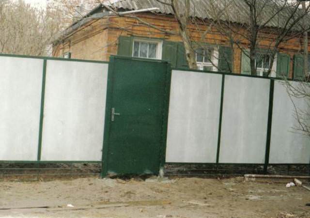 Забор всегда можно вовремя мыть и чистить, за счет чего он будет постоянно светло-серого цвета, ну или другого цвета, если вы выбрали материал с оттенком или покрасили его