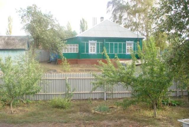 Выбранные вами столбы для забора устанавливаются в ямы глубиной в 50-80 см, в зависимости от самих столбов, а также секций шифера