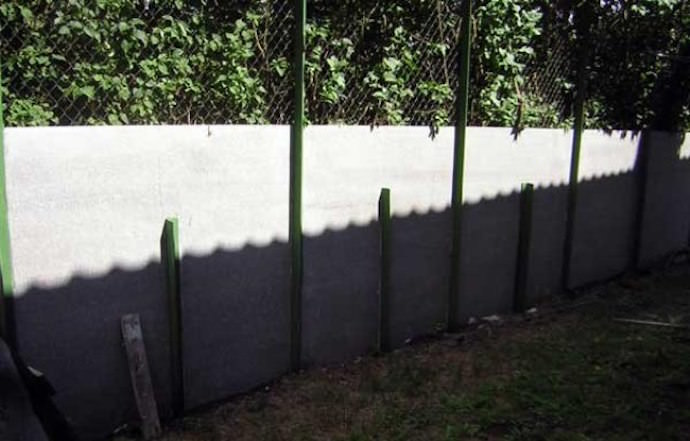 Монтаж шиферного забора на даче – средней сложности занятие, которое по плечу каждому из нас