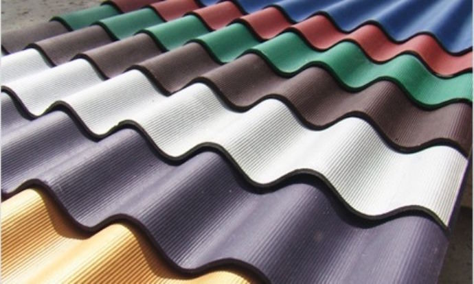 Шифер – материал из средней ценовой категории, а значит, доступен практически каждому человеку. Поэтому забор из шифера также будет доступным