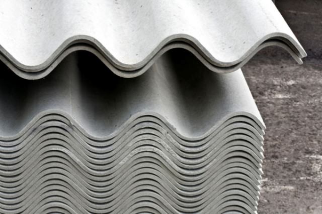 Шиферный забор – самая простая ограждающая конструкция, которую помнит каждый из нас